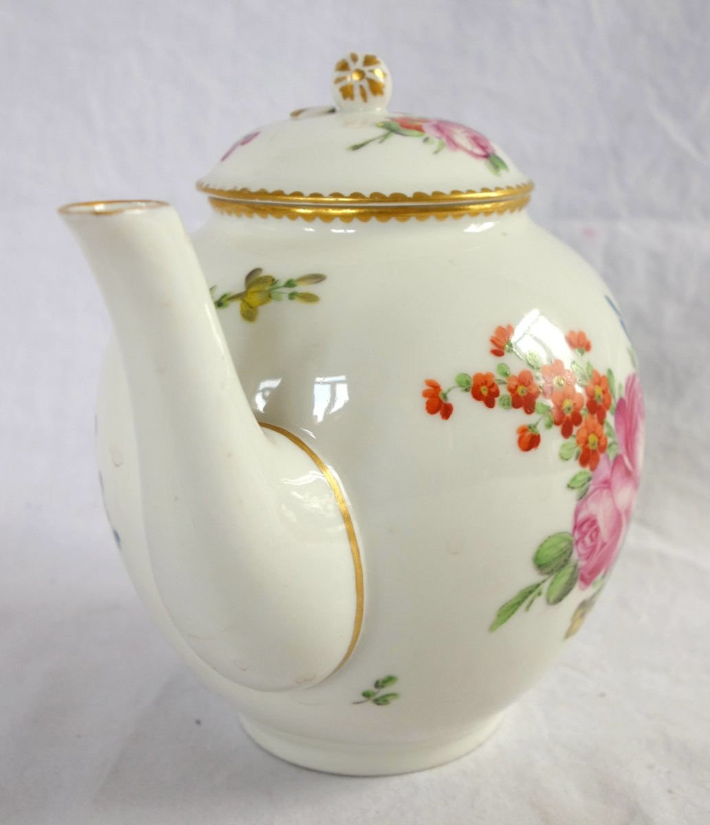 Théière en porcelaine d'époque Louis XVI attribuée à la Manufacture du duc d'Angoulême, ca 1780-photo-4