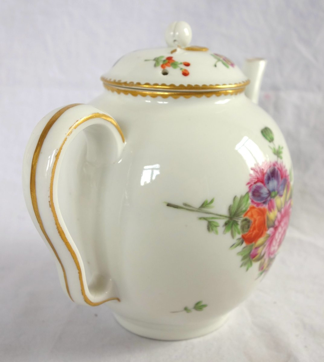 Théière en porcelaine d'époque Louis XVI attribuée à la Manufacture du duc d'Angoulême, ca 1780-photo-2