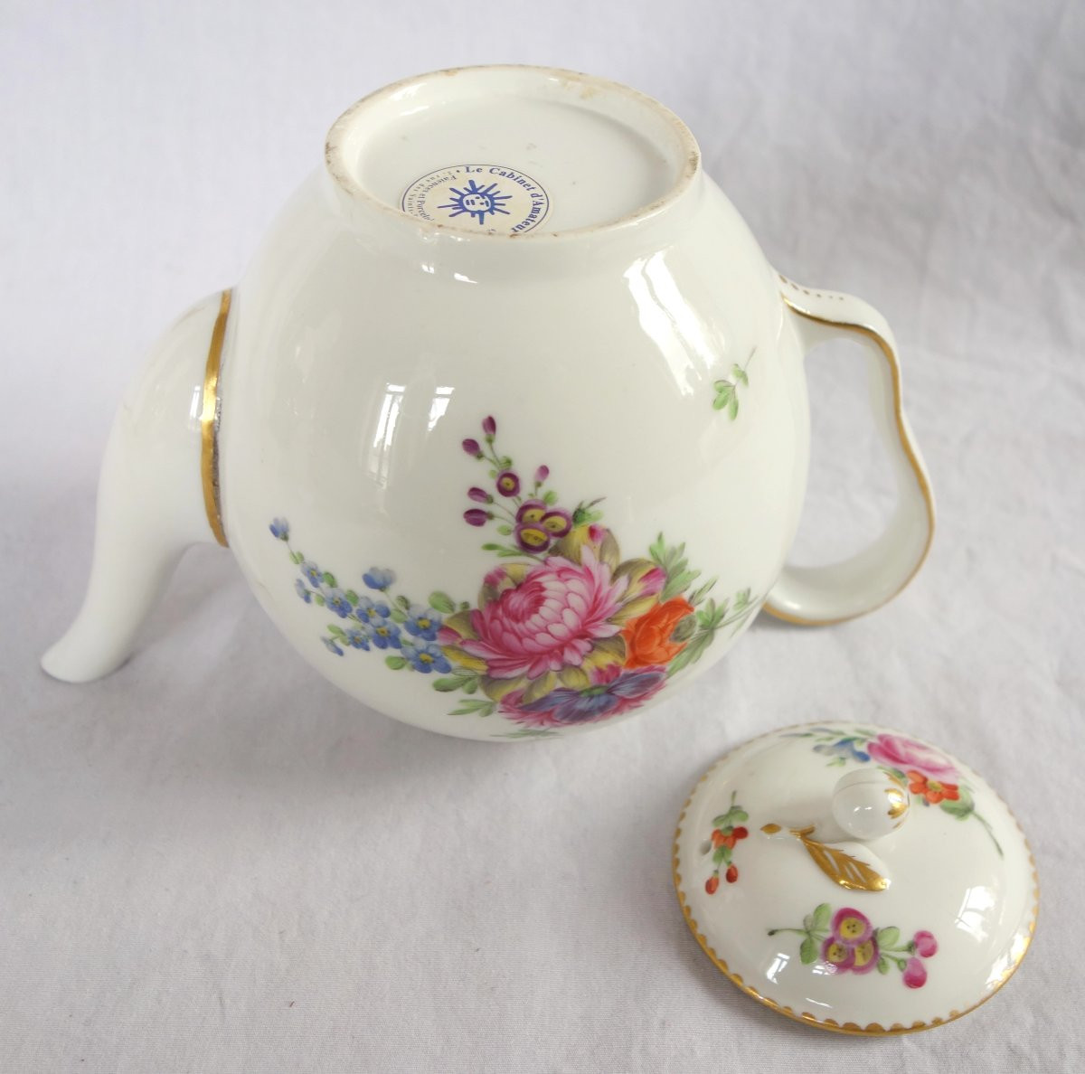 Théière en porcelaine d'époque Louis XVI attribuée à la Manufacture du duc d'Angoulême, ca 1780-photo-7
