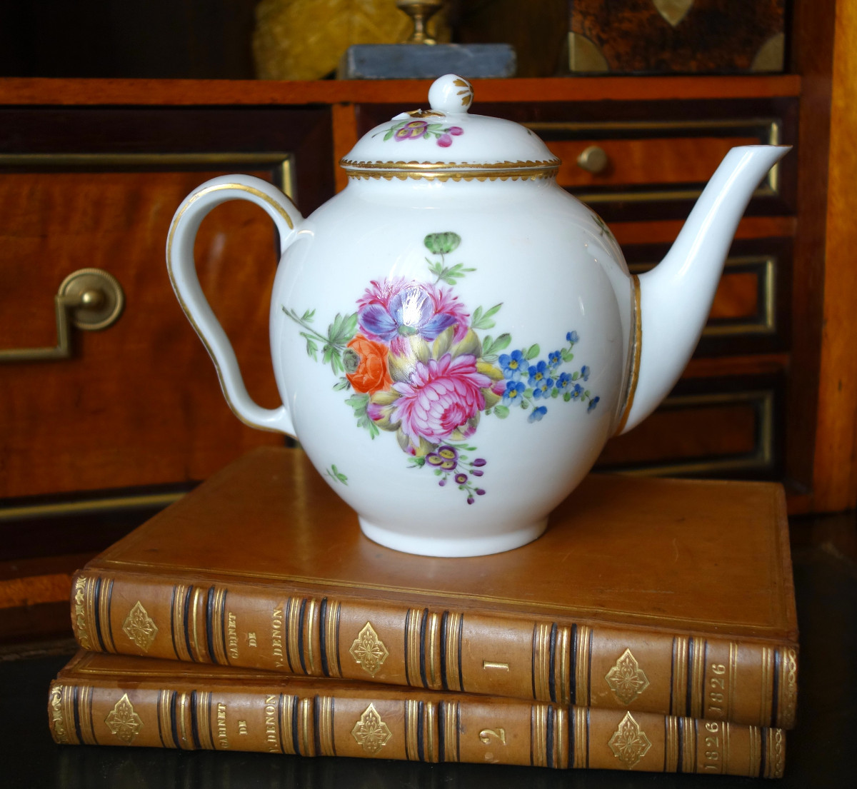 Théière en porcelaine d'époque Louis XVI attribuée à la Manufacture du duc d'Angoulême, ca 1780