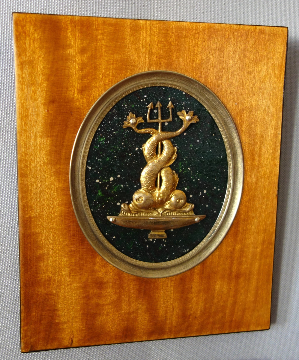 Miniature de style Restauration, trophée de dauphins sur fond porphyre dans cadre en citronnier-photo-4