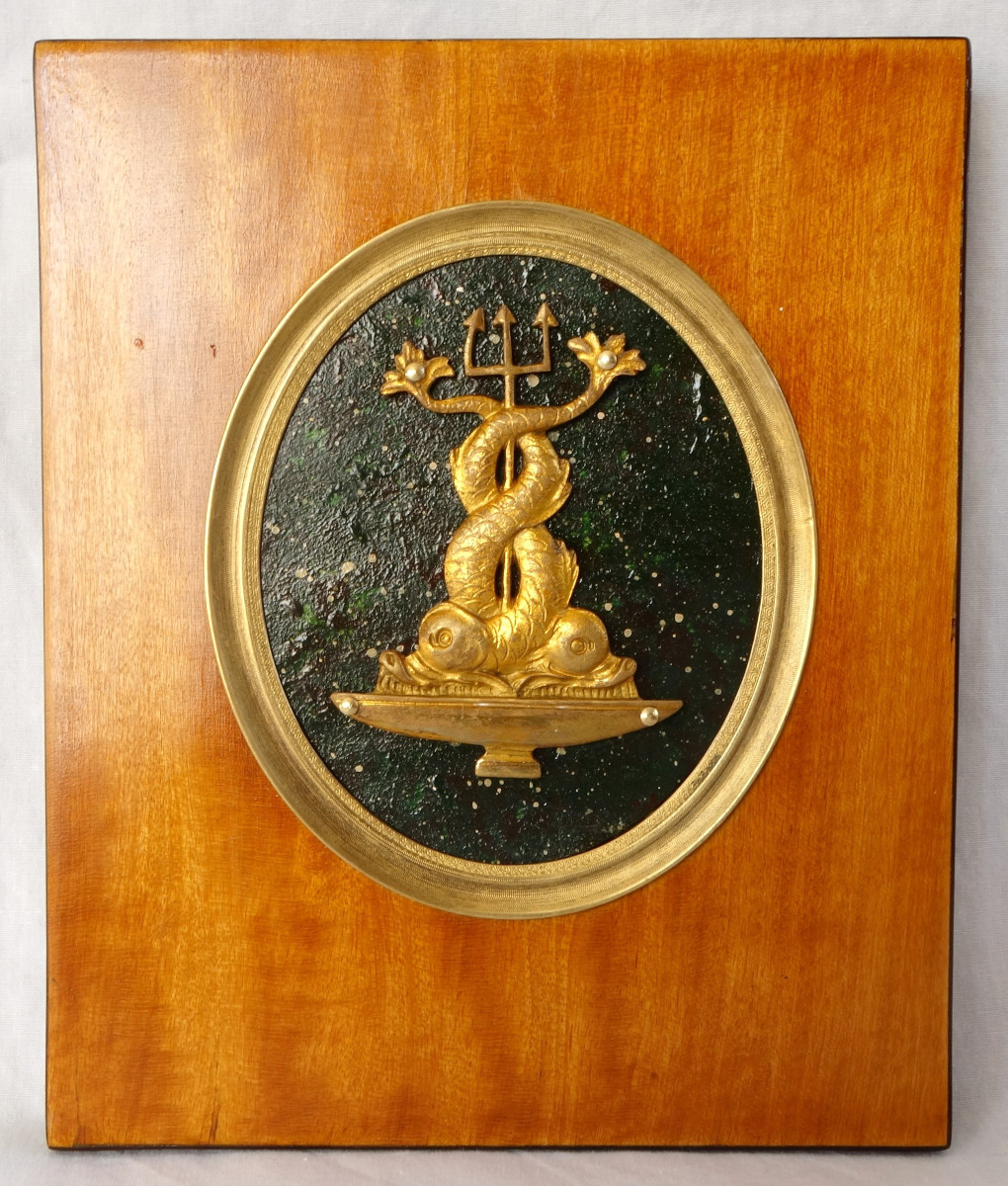 Miniature de style Restauration, trophée de dauphins sur fond porphyre dans cadre en citronnier-photo-2