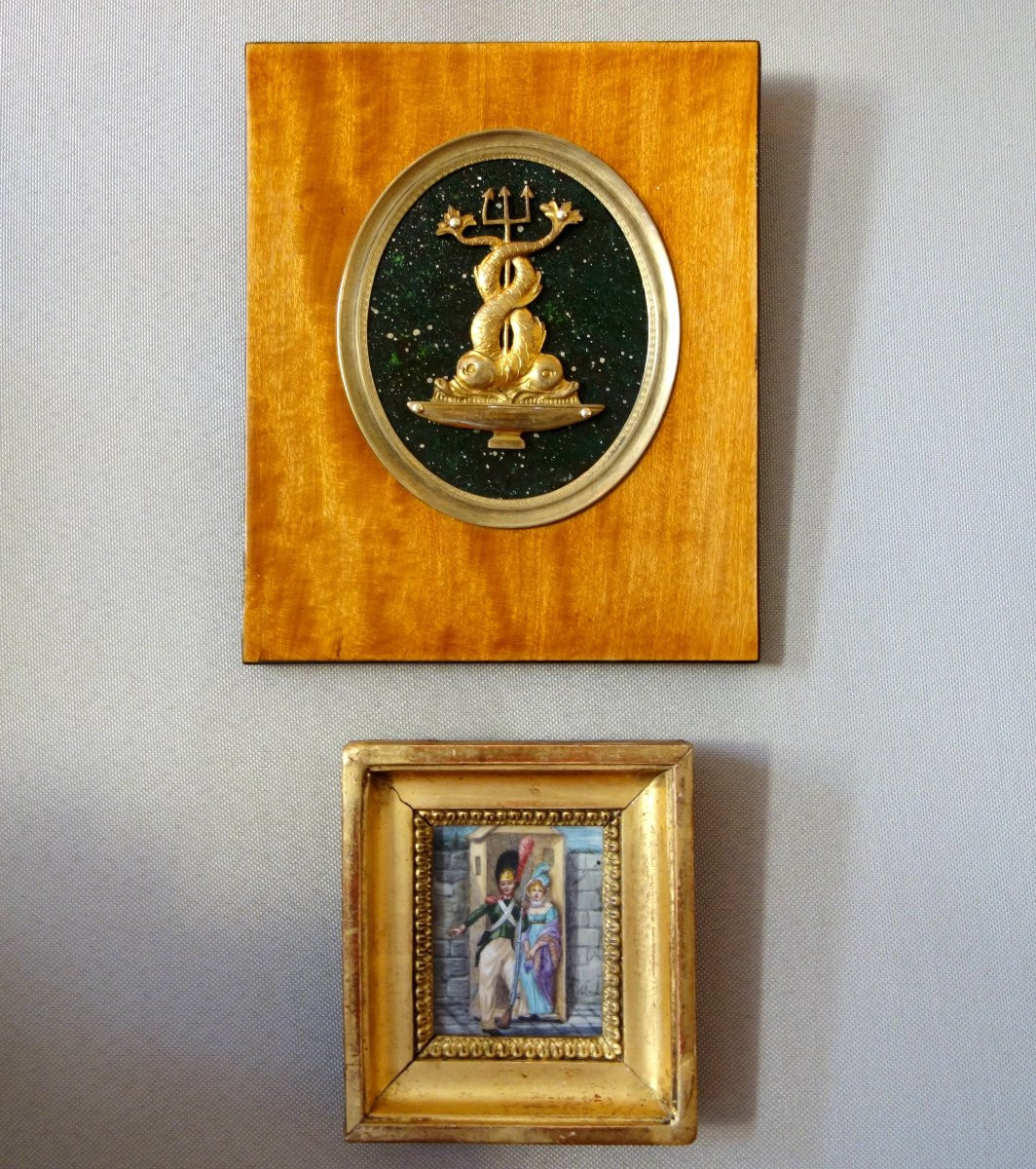 Miniature de style Restauration, trophée de dauphins sur fond porphyre dans cadre en citronnier-photo-5