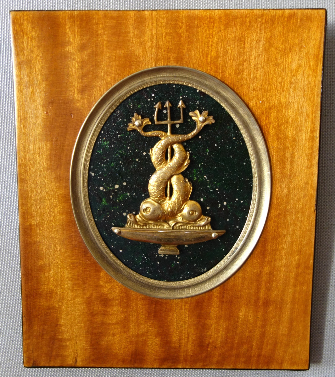 Miniature de style Restauration, trophée de dauphins sur fond porphyre dans cadre en citronnier
