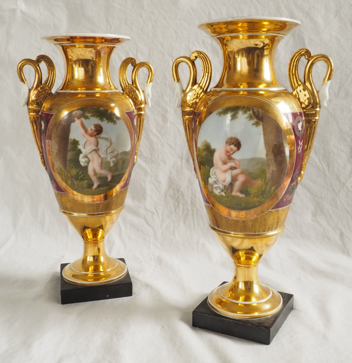 Paire de vases Empire en porcelaine de Paris polychrome et or : le putti voleur d'oeufs-photo-2