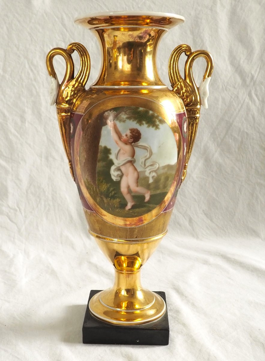 Paire de vases Empire en porcelaine de Paris polychrome et or : le putti voleur d'oeufs-photo-1