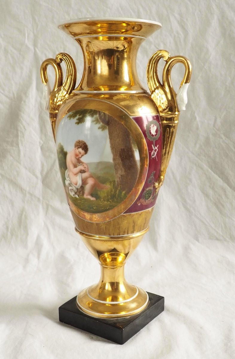 Paire de vases Empire en porcelaine de Paris polychrome et or : le putti voleur d'oeufs-photo-2