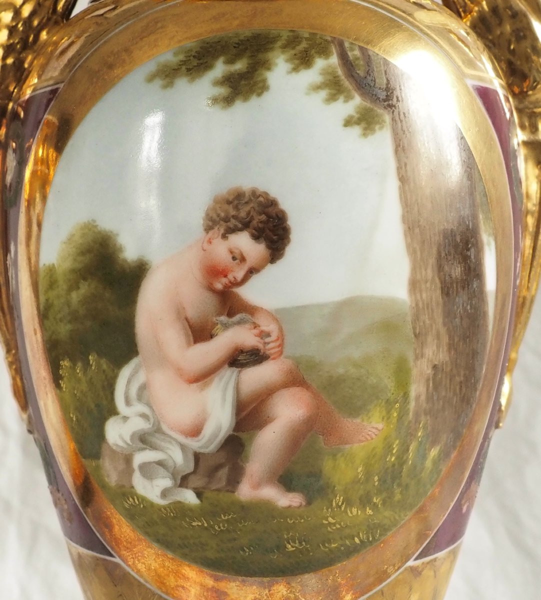 Paire de vases Empire en porcelaine de Paris polychrome et or : le putti voleur d'oeufs-photo-3