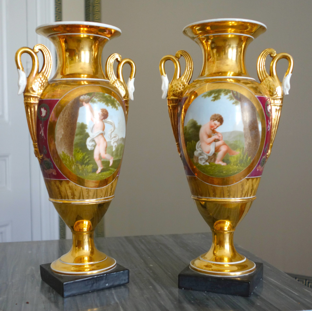 Paire de vases Empire en porcelaine de Paris polychrome et or : le putti voleur d'oeufs