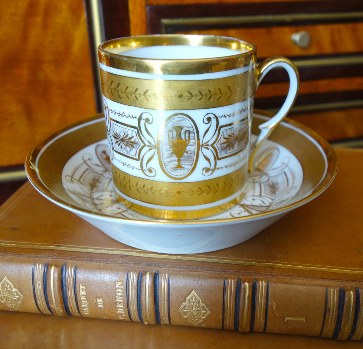 Directoire Period White And Gold Paris Porcelain Litron Cup - Late 18th Century
