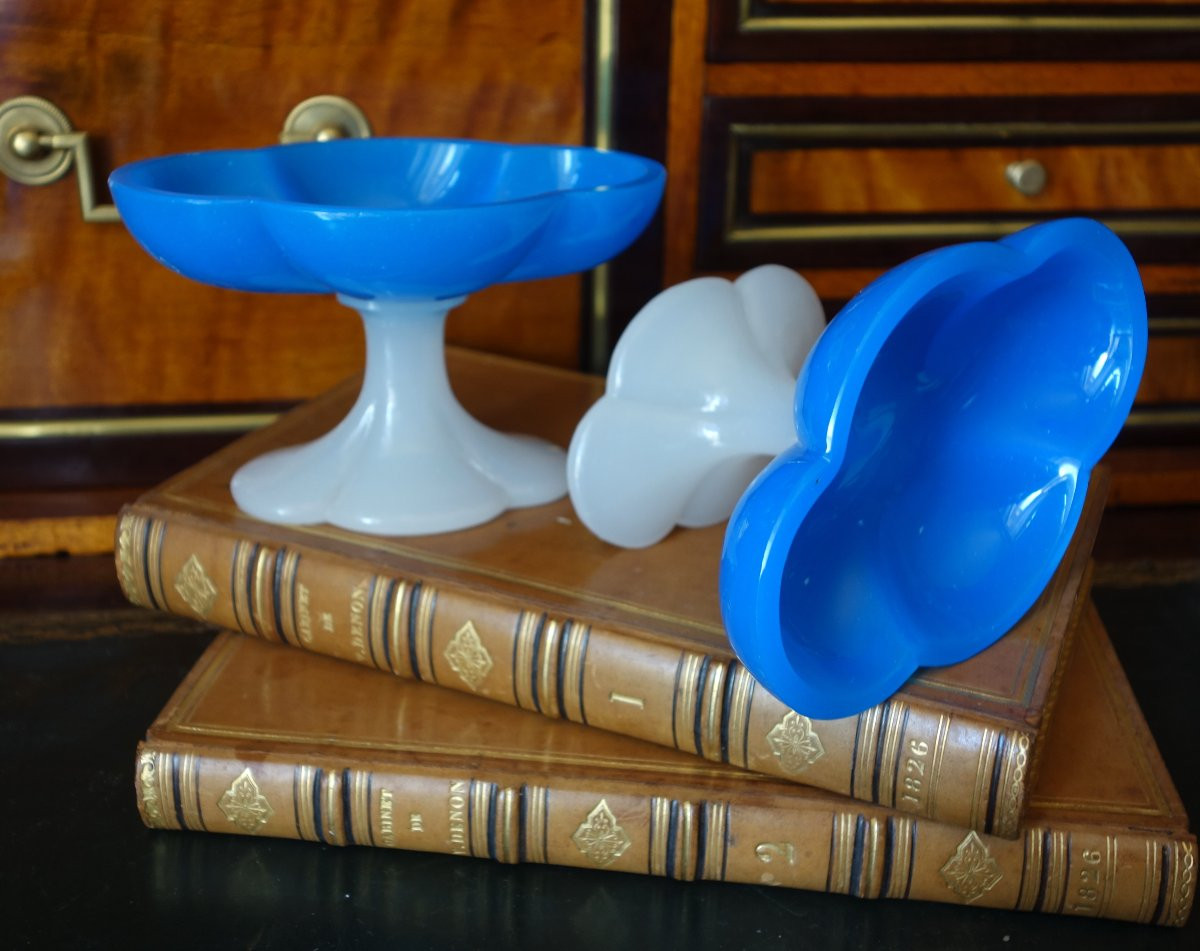 Baccarat - Paire de baguiers, coupes polylobées en opaline bleue et blanche d'époque Charles X-photo-2