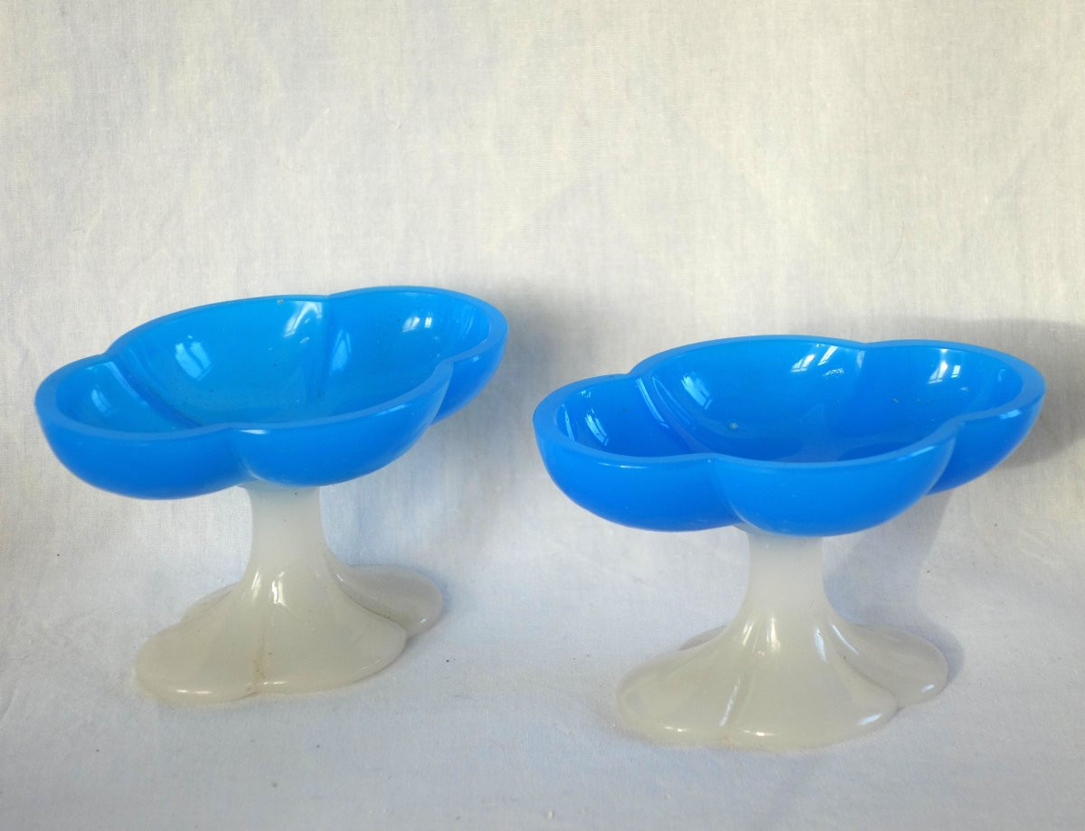 Baccarat - Paire de baguiers, coupes polylobées en opaline bleue et blanche d'époque Charles X-photo-3
