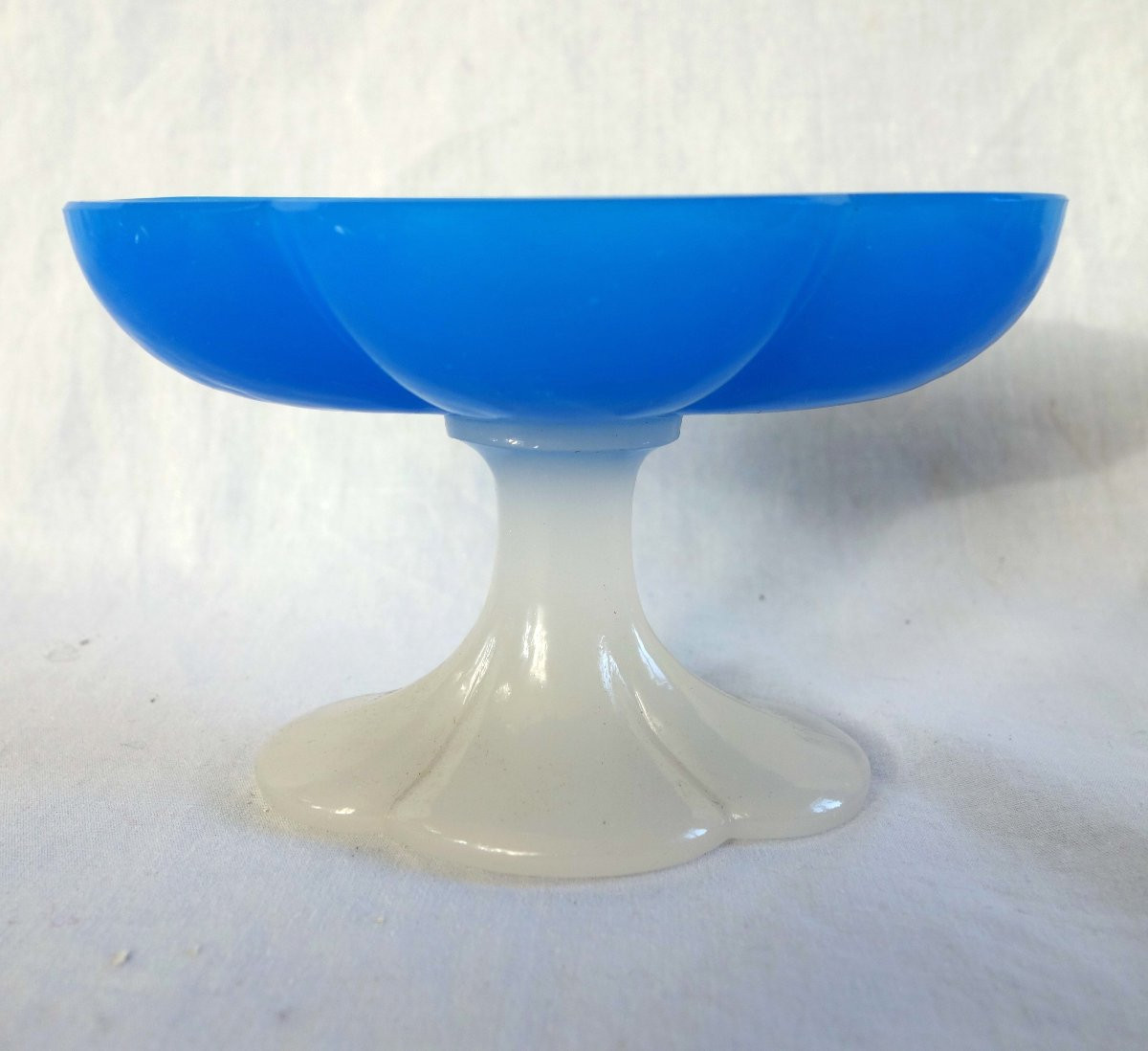 Baccarat - Paire de baguiers, coupes polylobées en opaline bleue et blanche d'époque Charles X-photo-3
