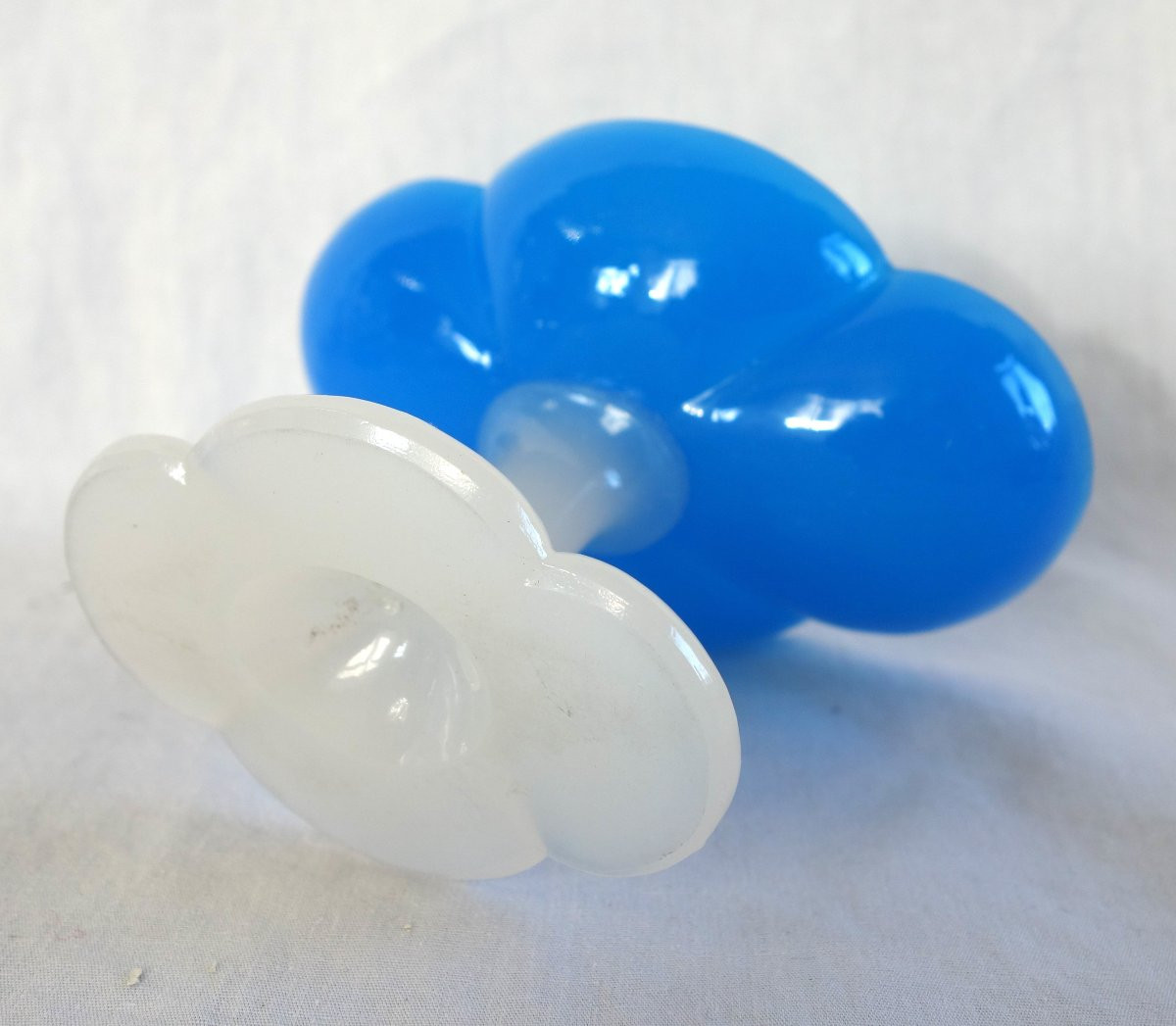 Baccarat - Paire de baguiers, coupes polylobées en opaline bleue et blanche d'époque Charles X-photo-4