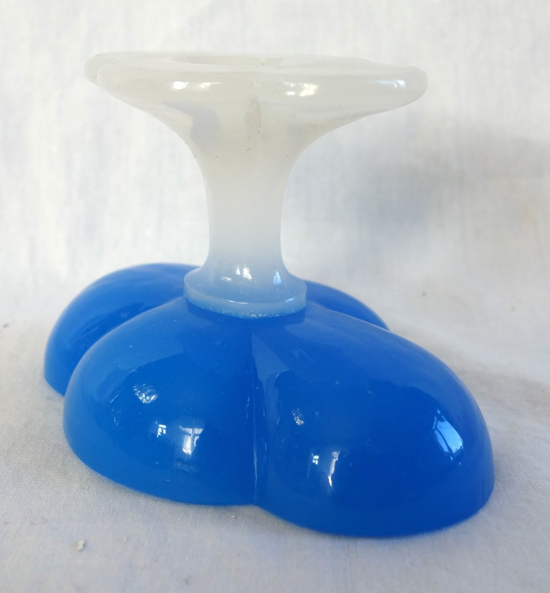 Baccarat - Paire de baguiers, coupes polylobées en opaline bleue et blanche d'époque Charles X-photo-5