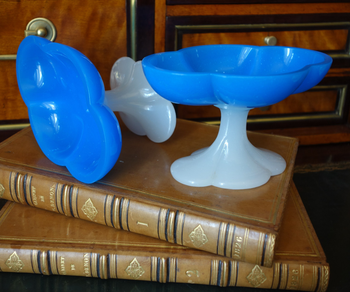 Baccarat - Paire de baguiers, coupes polylobées en opaline bleue et blanche d'époque Charles X