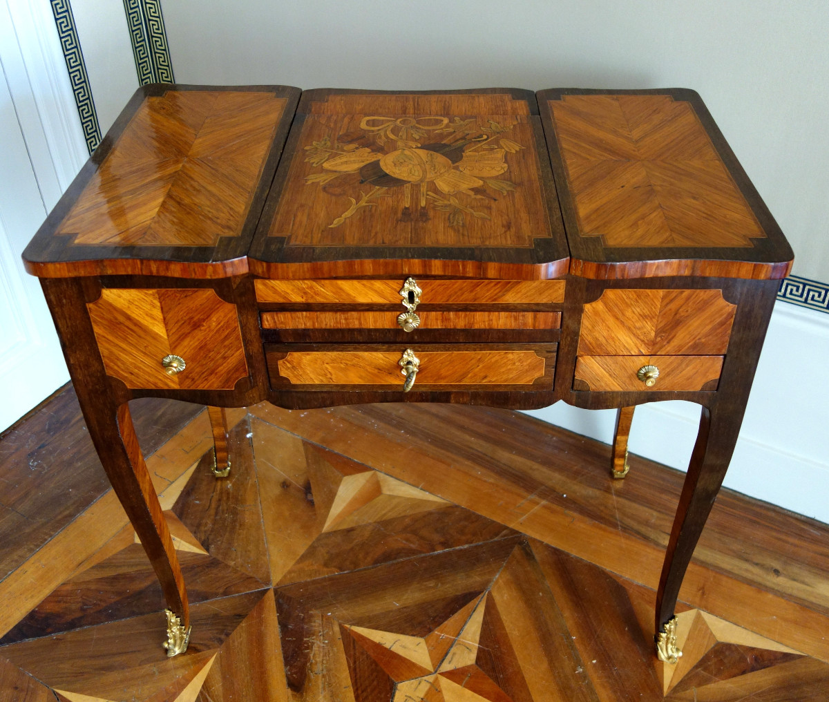   Table coiffeuse d'époque Louis XV Transition en marqueterie, travail Parisien du XVIIIe 
