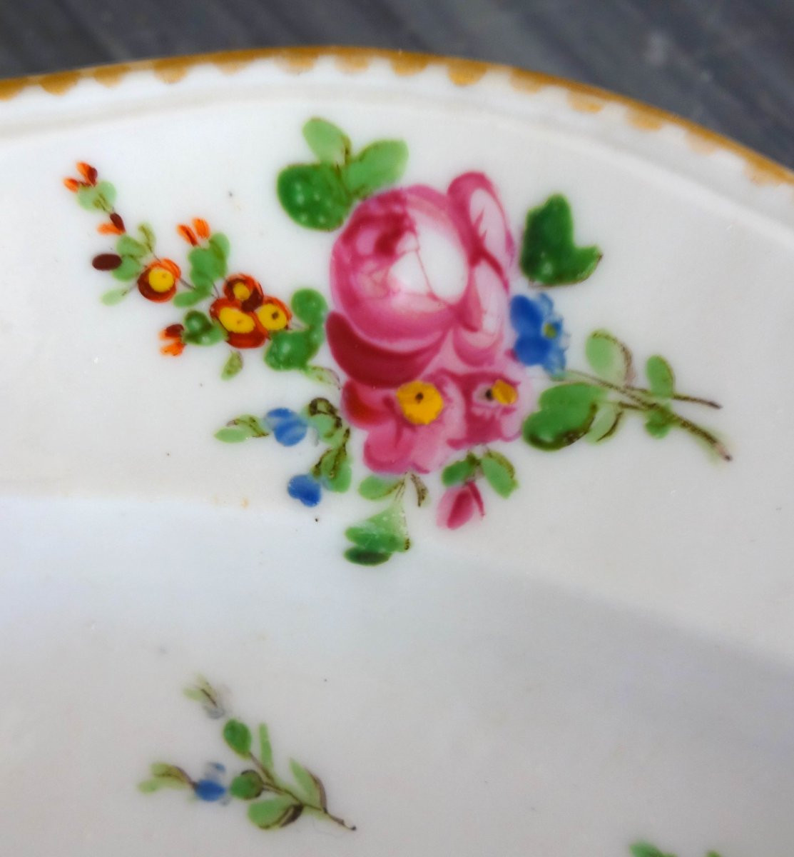 Manufacture De La Reine, Attributed To - 18th Century Porcelain Dish With Polychrome And Gold Floral Decoration-photo-6