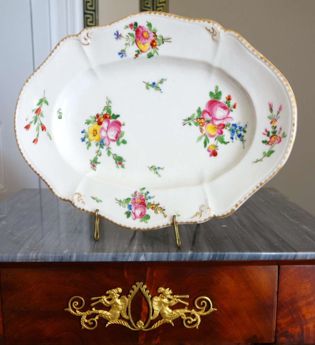 Manufacture De La Reine, Attributed To - 18th Century Porcelain Dish With Polychrome And Gold Floral Decoration