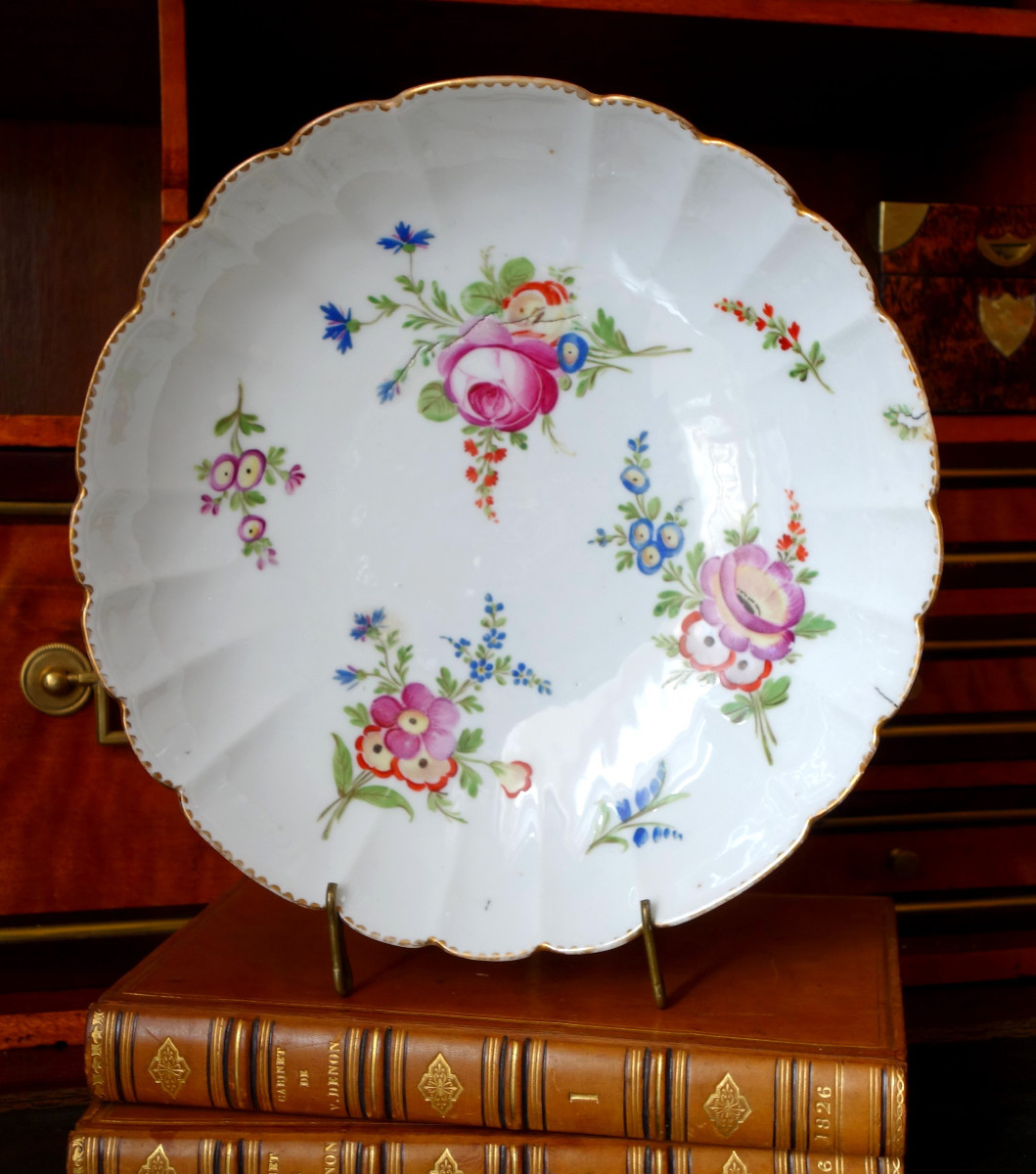 Coupe compotier en porcelaine d'époque Louis XVI attribuée à la Manufacture du duc d'Angoulême