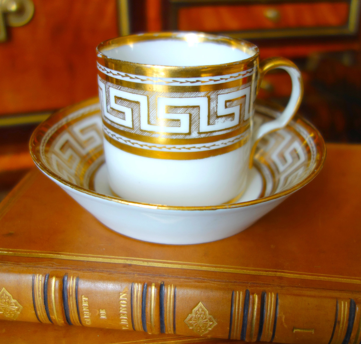 Dagoty attribu&eacute;e &agrave; - tasse litron d'&eacute;poque Empire - porcelaine blanche et or 