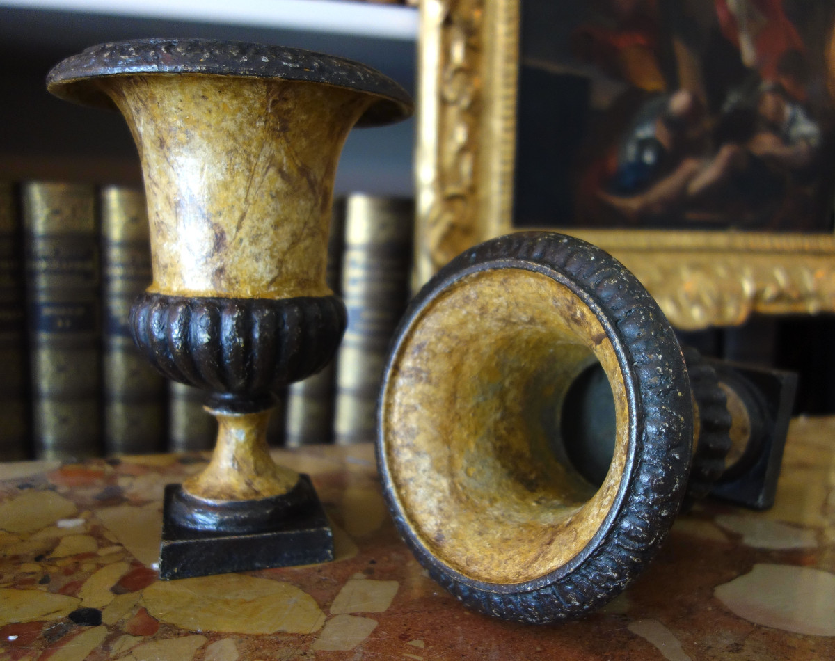 Paire de vases Medicis d'ornement en fonte peinte en faux marbre, époque XIXe - 19,5cm-photo-1