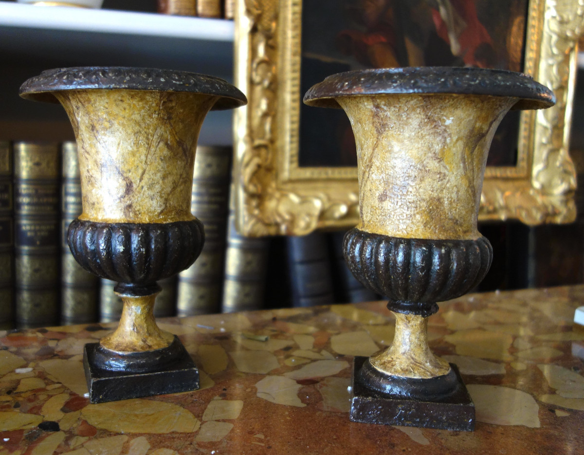 Paire de vases Medicis d'ornement en fonte peinte en faux marbre, époque XIXe - 19,5cm