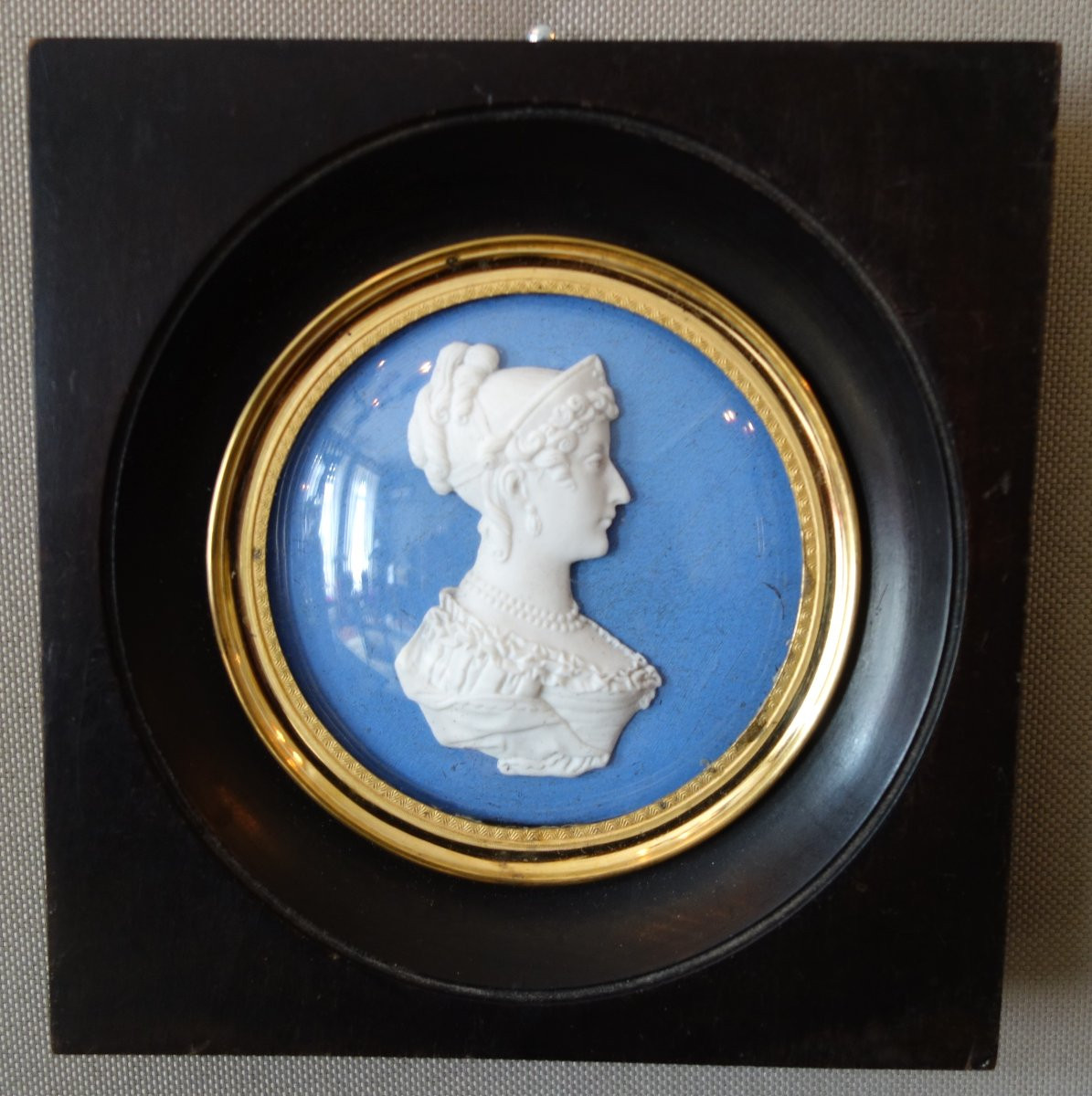 Sèvres : portrait miniature  Royaliste de la Duchesse d'Angoulême en biscuit façon Wedgwood-photo-2