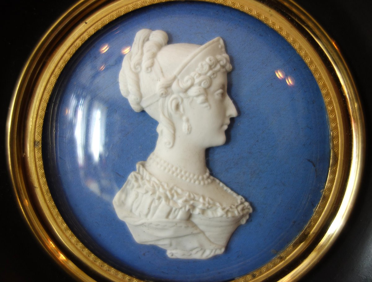 Sèvres : portrait miniature  Royaliste de la Duchesse d'Angoulême en biscuit façon Wedgwood-photo-1