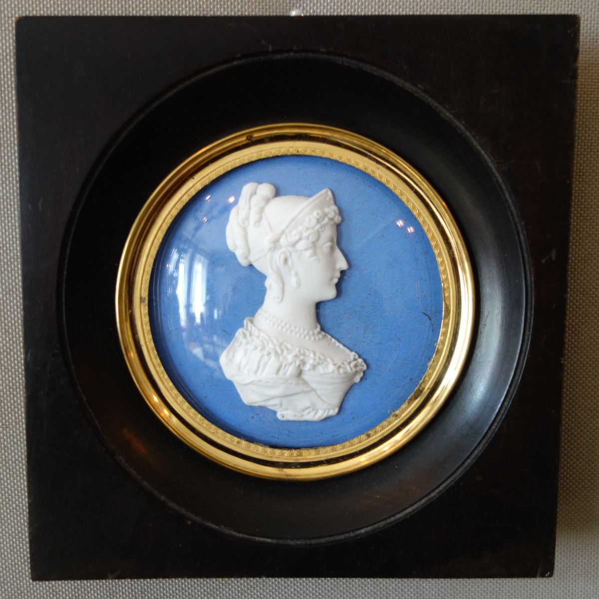 Sèvres : portrait miniature  Royaliste de la Duchesse d'Angoulême en biscuit façon Wedgwood