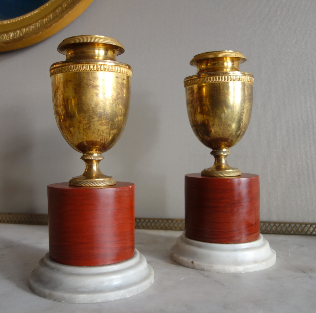 Paire de cassolettes en bronze doré sur colonne en marbre d'époque Empire