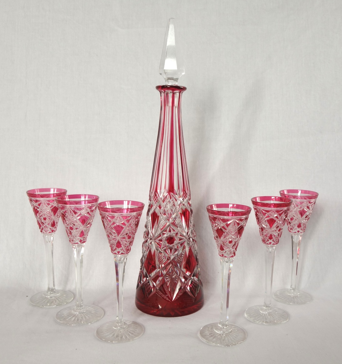 Baccarat : Service à liqueur en cristal overlay rose, modèle Lagny