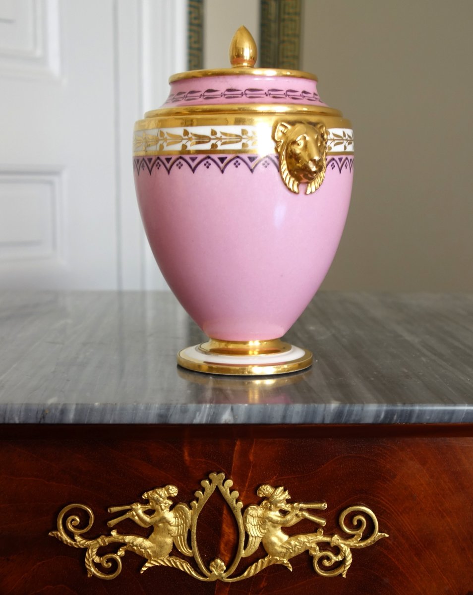 Manufacture Royale de Sèvres 1821 : Sucrier en porcelaine à décor Egyptien