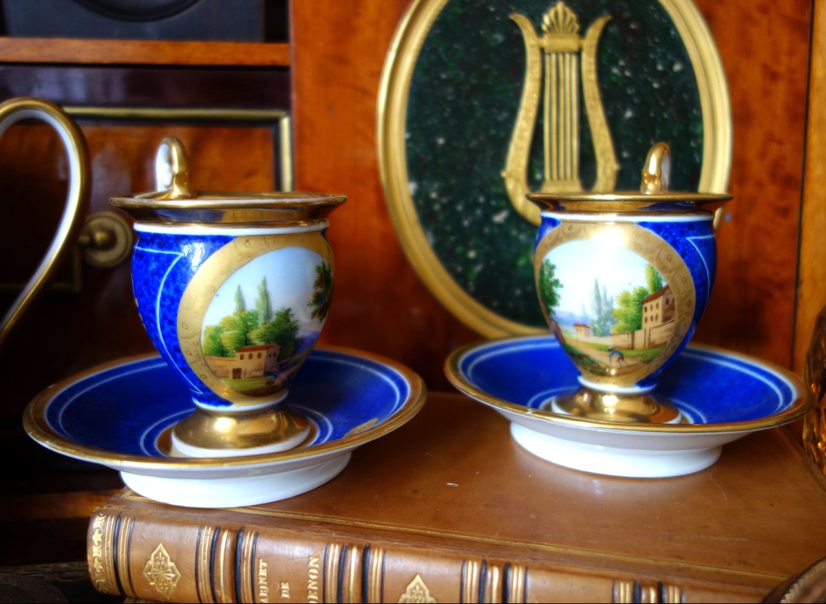 Paire de tasses Empire à paysages et fond bleu d'époque Restauration - porcelaine de Paris