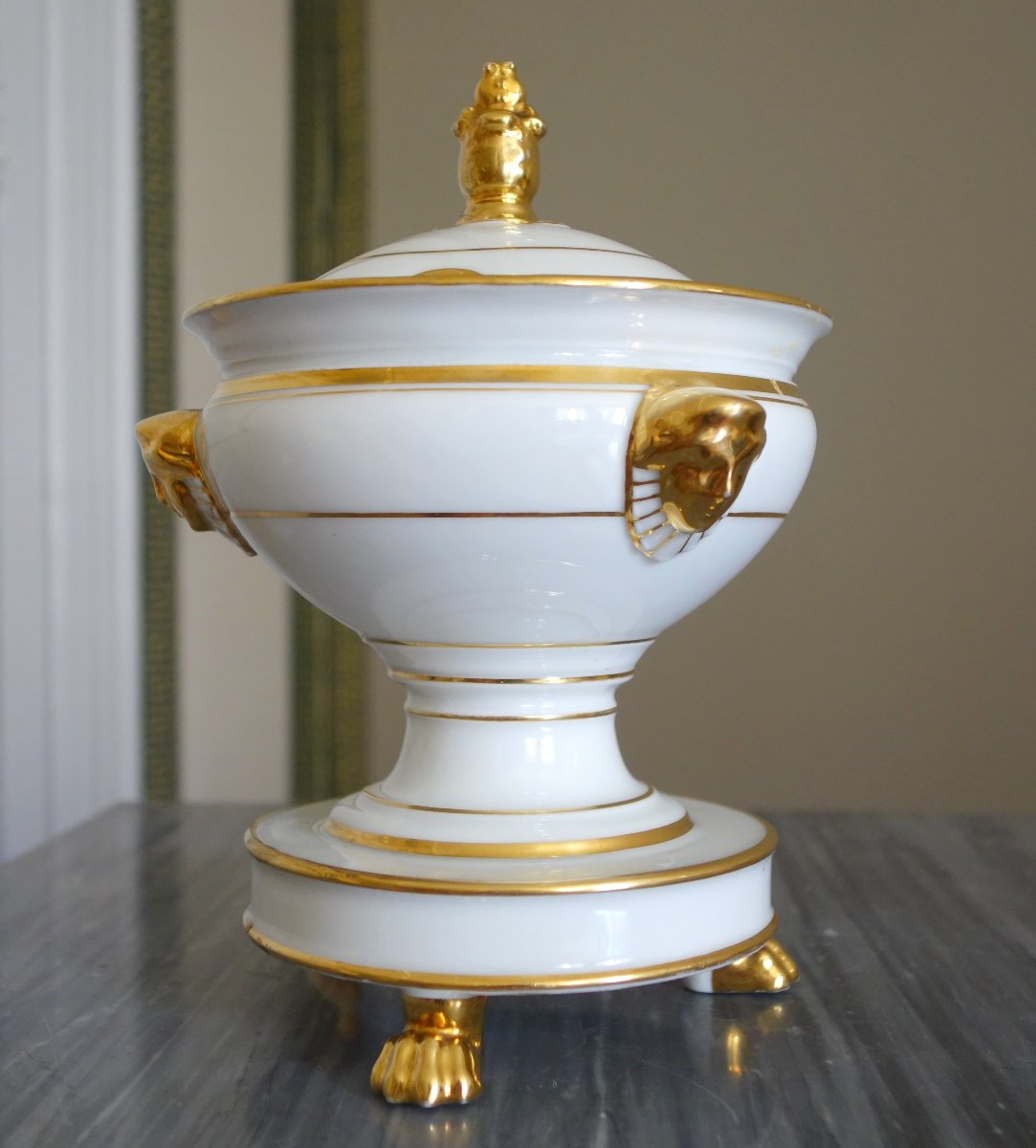 Confiturier en porcelaine de Paris à pieds griffes décor à l'or, époque Empire Restauration