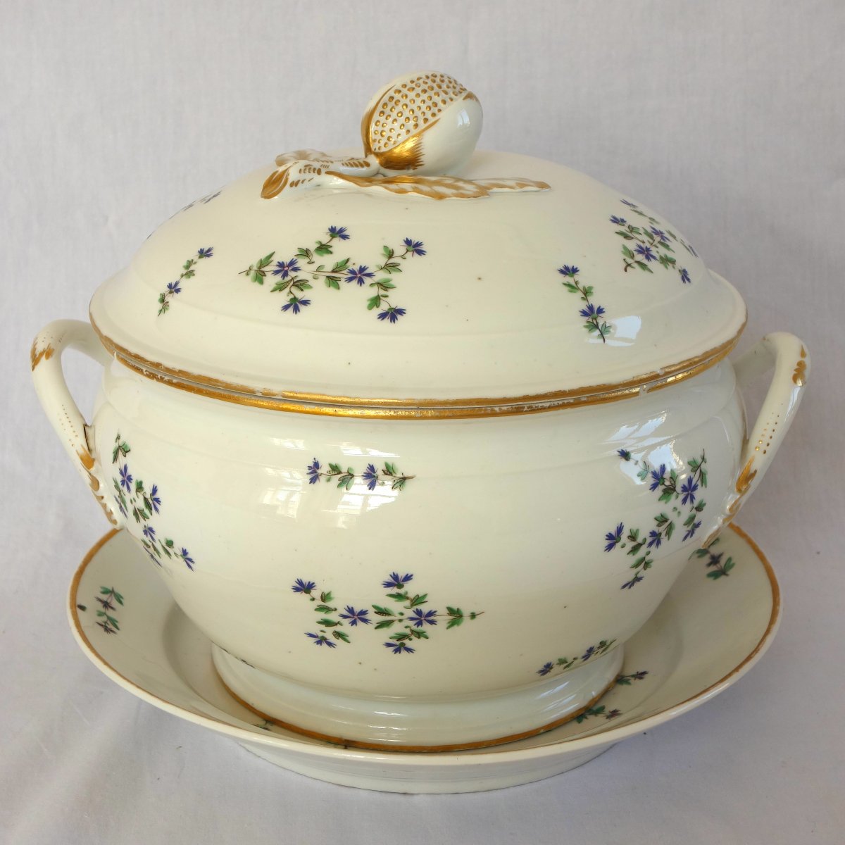 Service de table en porcelaine de Paris 18e aux Barbeaux - 58 pièces - marque de chateau au dos-photo-3