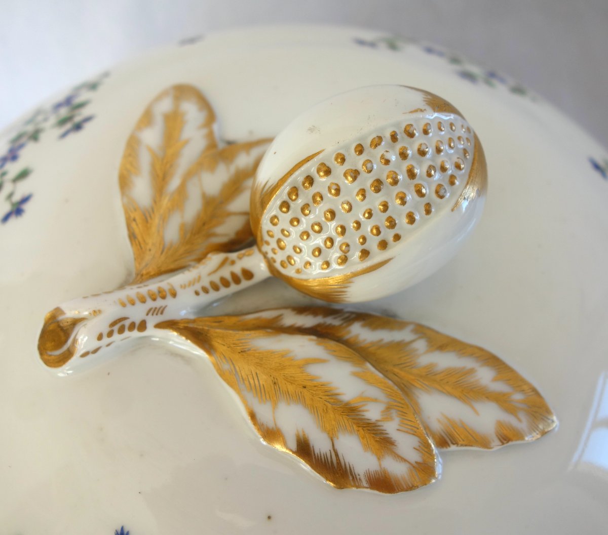 Service de table en porcelaine de Paris 18e aux Barbeaux - 58 pièces - marque de chateau au dos-photo-4