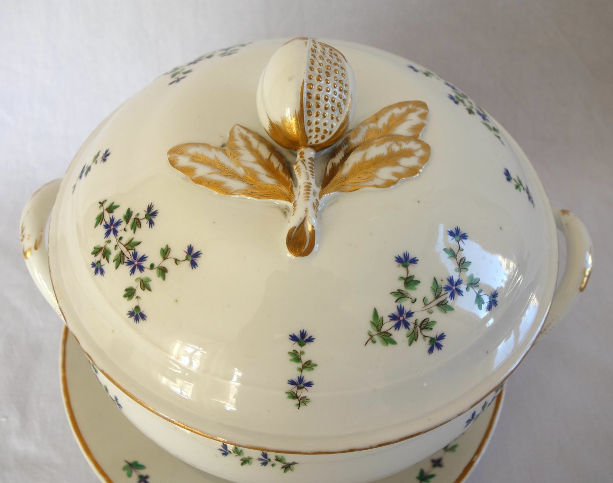 Service de table en porcelaine de Paris 18e aux Barbeaux - 58 pièces - marque de chateau au dos-photo-1
