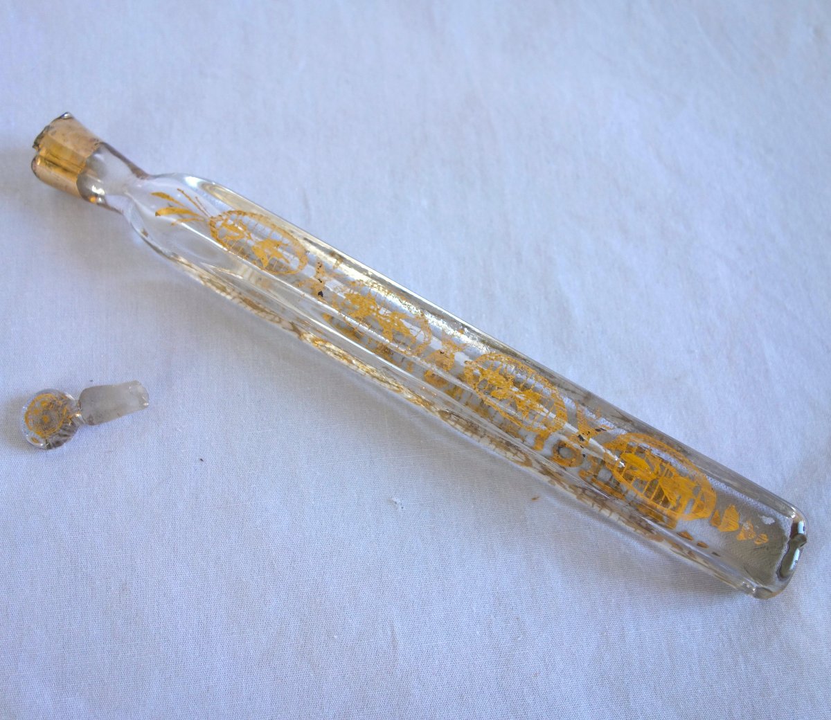 Flacon de parfum de voyage d'époque 18e siècle en verre doré-photo-1