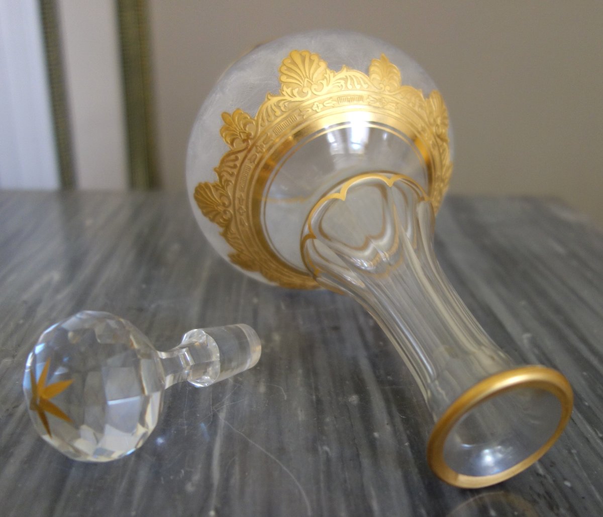 Saint Louis - carafe à liqueur en cristal gravé doré à l'or fin - modèle Nelly de style Empire-photo-1