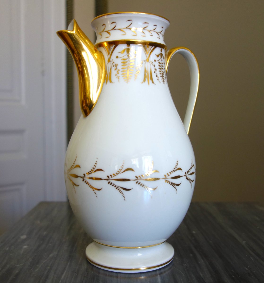 Verseuse, cafetière en porcelaine de Paris d'époque Empire à décor doré or fin-photo-3