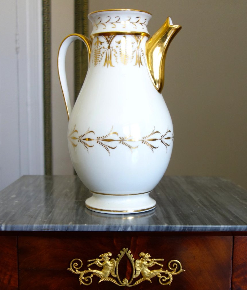 Verseuse, cafetière en porcelaine de Paris d'époque Empire à décor doré or fin