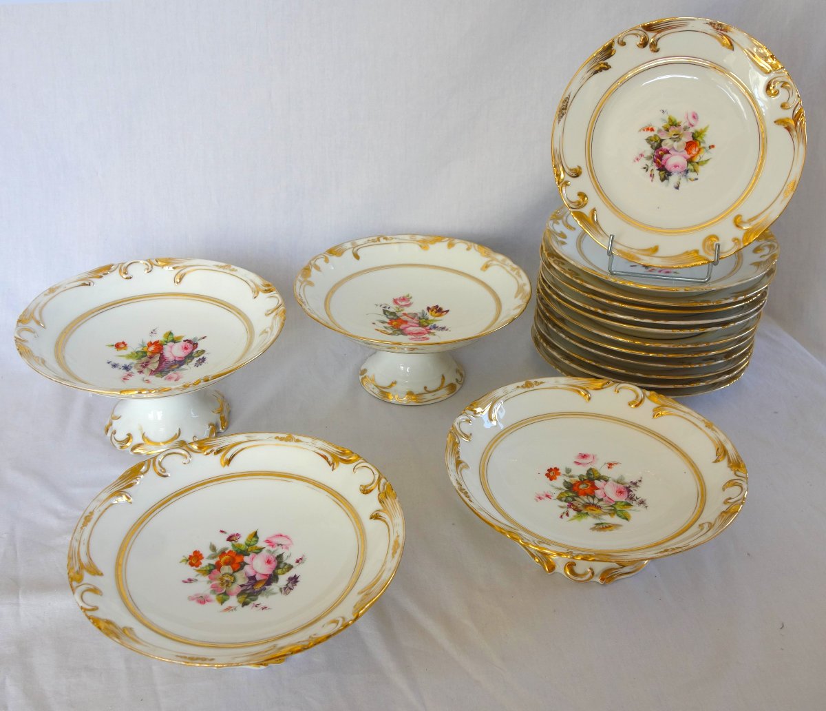   Service à dessert : 12 assiettes et 4 plats en porcelaine de Paris à décor fleuri - vers 1840