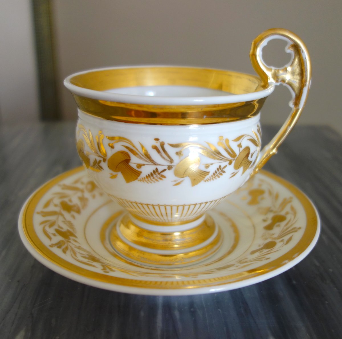 Grande tasse à petit-déjeuner / à chocolat en porcelaine de Paris dorée, époque Empire-photo-2