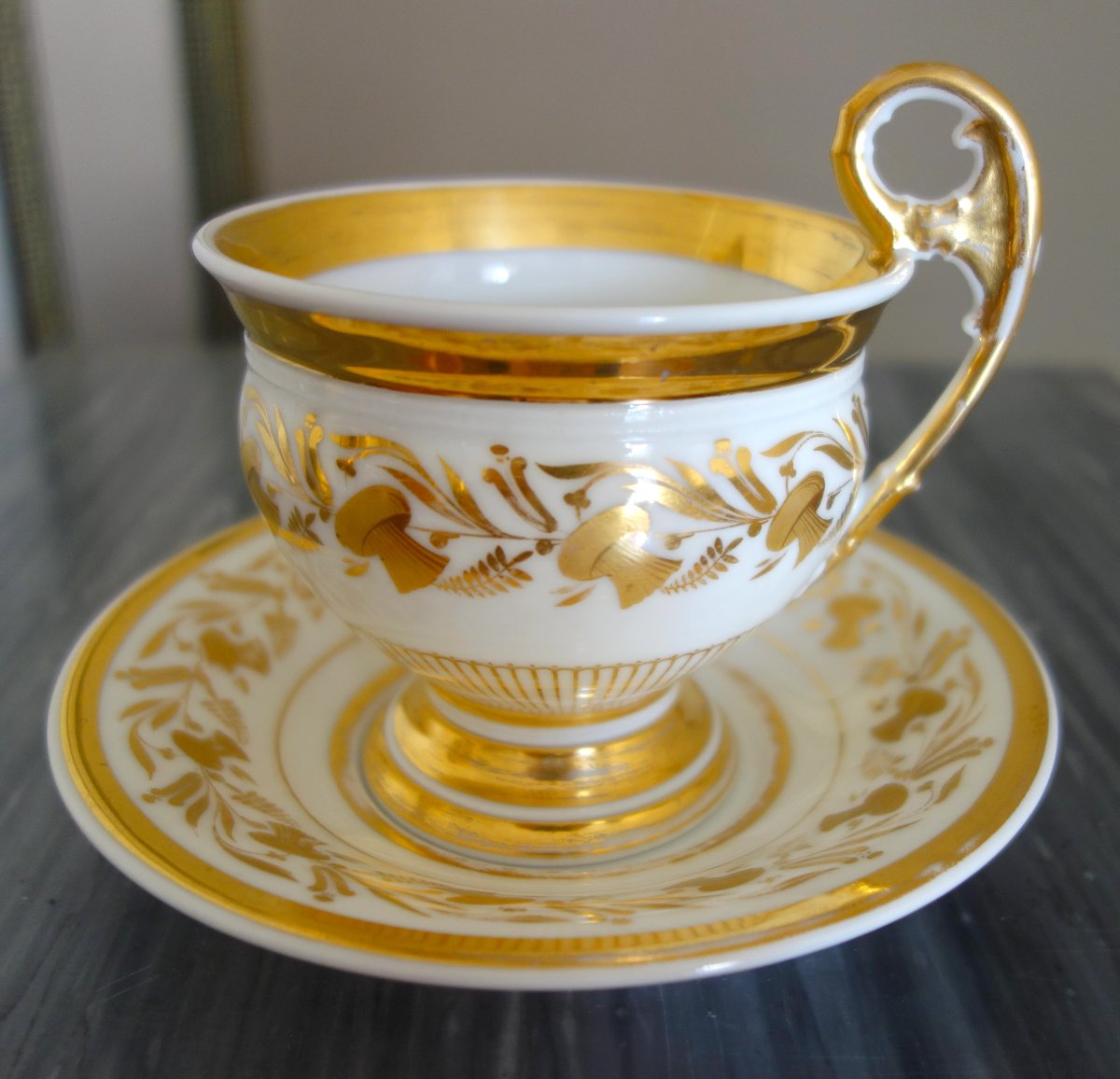 Grande tasse à petit-déjeuner / à chocolat en porcelaine de Paris dorée, époque Empire-photo-3