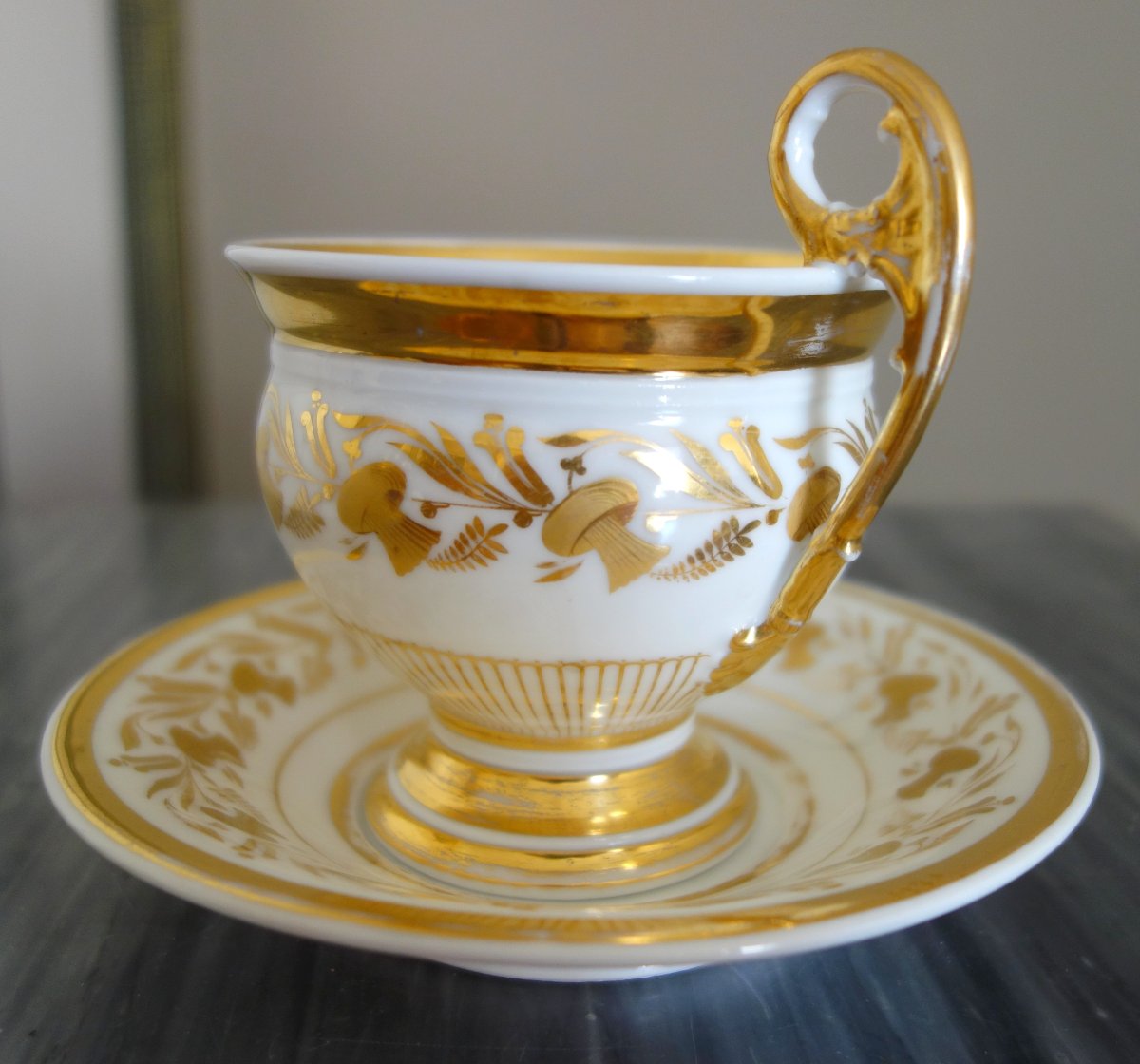 Grande tasse à petit-déjeuner / à chocolat en porcelaine de Paris dorée, époque Empire-photo-4