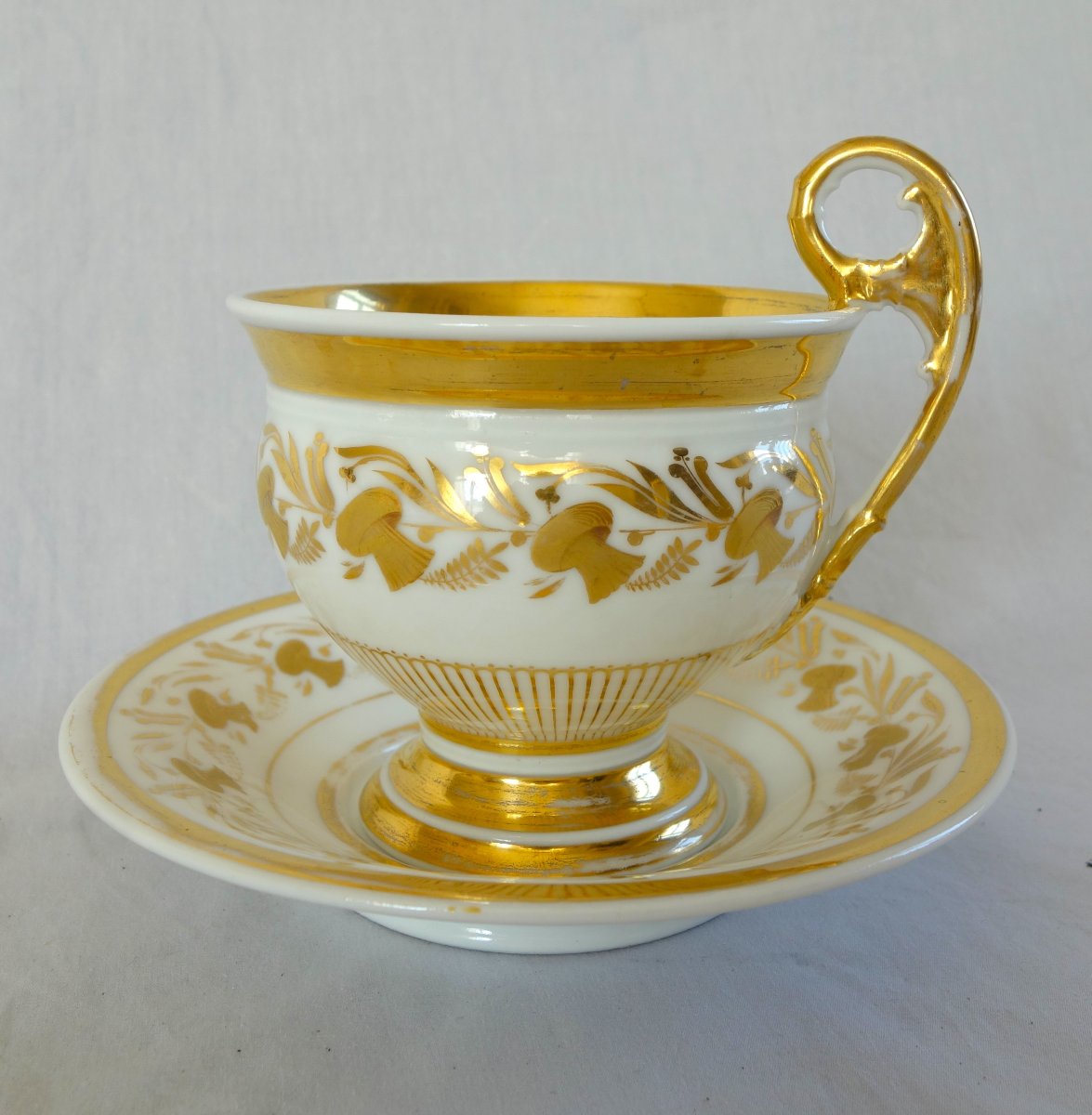 Grande tasse à petit-déjeuner / à chocolat en porcelaine de Paris dorée, époque Empire-photo-1