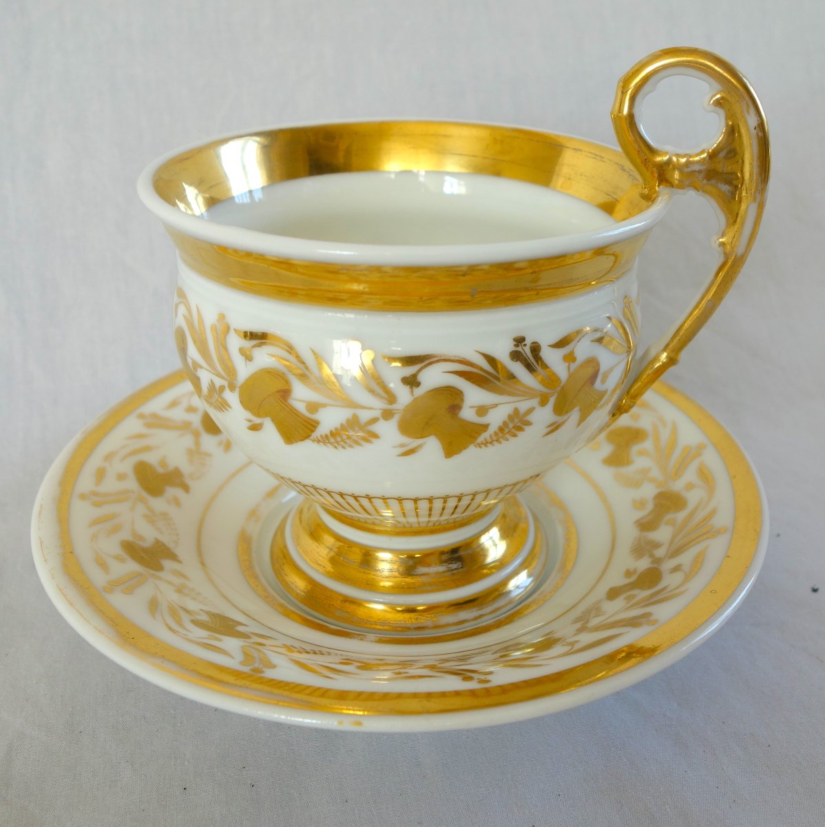 Grande tasse à petit-déjeuner / à chocolat en porcelaine de Paris dorée, époque Empire-photo-2