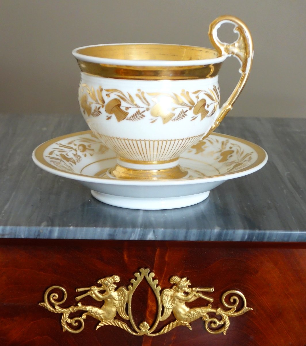 Grande tasse à petit-déjeuner / à chocolat en porcelaine de Paris dorée, époque Empire
