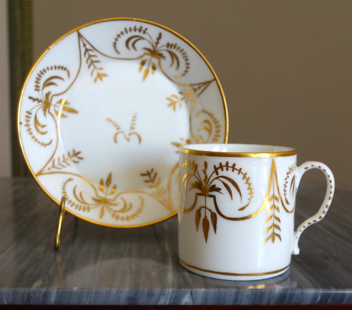 Vintage "litron" Cup From The Consulate Period, Attributed To Darte—white And Gold Porcelain-photo-2